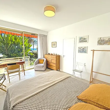 Cosy Sea Front Garden Nice