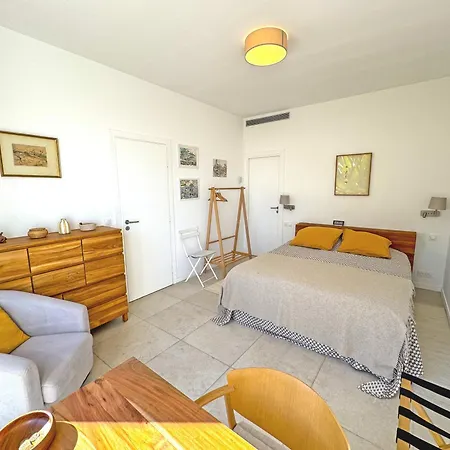Cosy Sea Front Garden Apartment