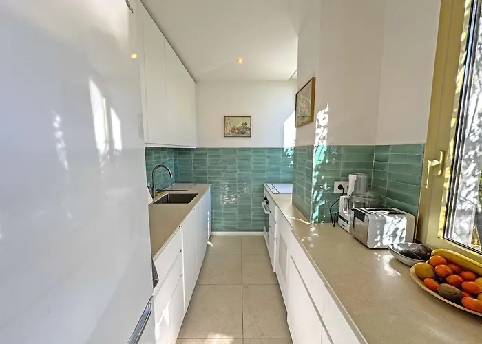 아파트 Cosy Sea Front Garden